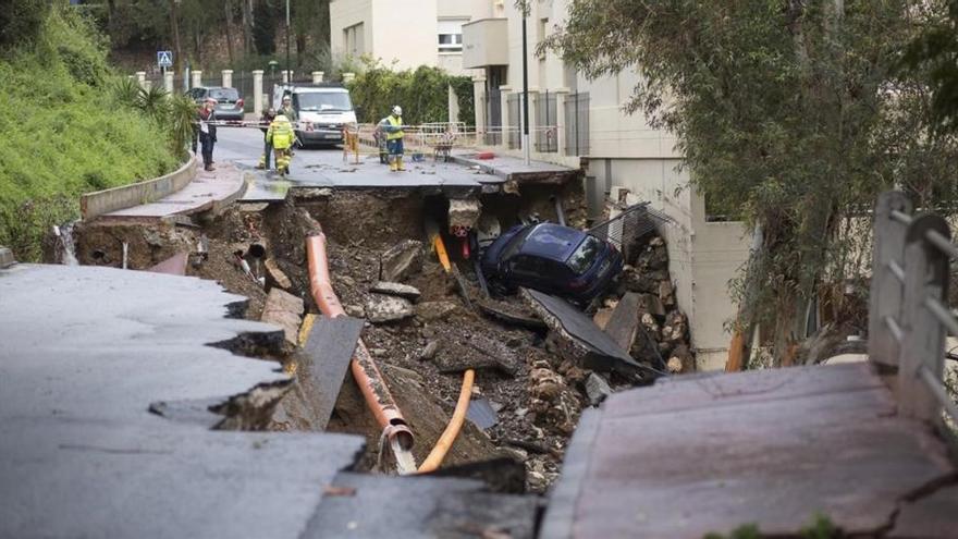 Una fuerte tromba de agua anega viviendas y calles en Málaga