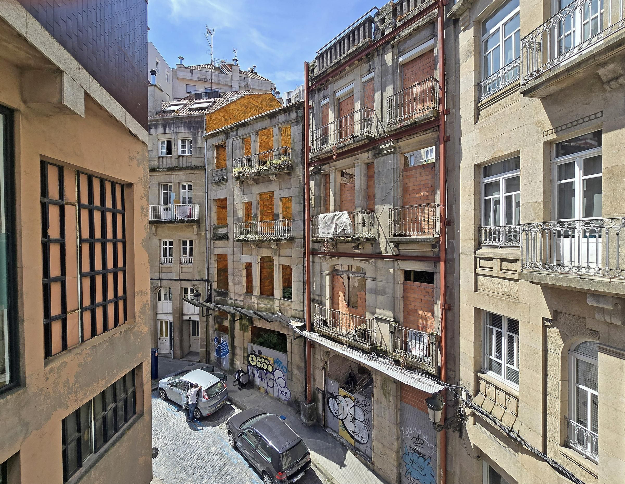 Fachadas de las parcelas números 38 y 40 de la calle López de Neira