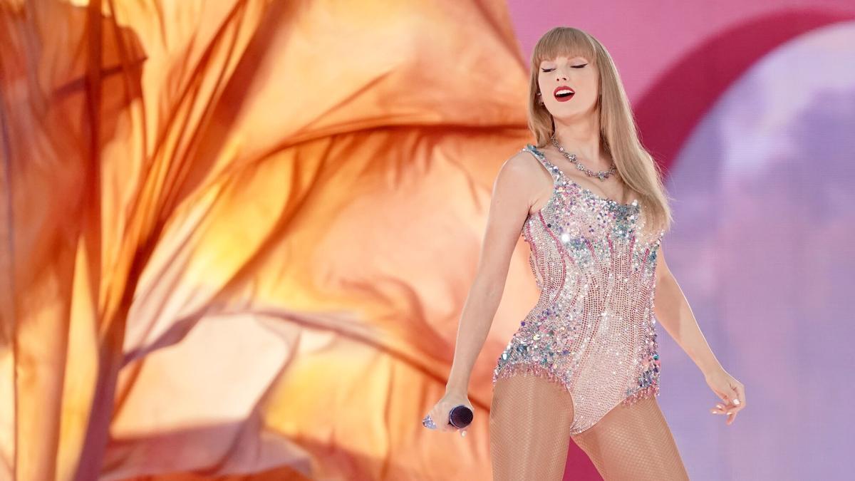 La cantante Taylor Swift durante la primera de sus dos actuaciones en el Estadio Santiago Bernabéu, en el marco de la etapa europea de 'The Eras Tour'.
