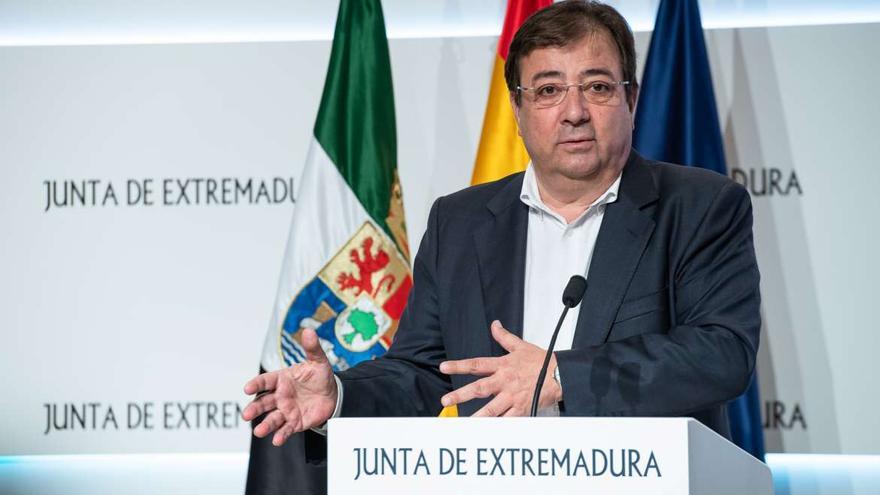 El presidente de la Junta, Guillermo Fernández Vara, en rueda de prensa.