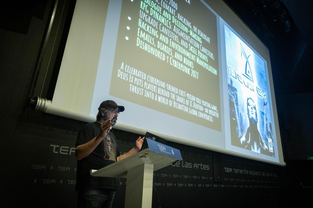Joan Pons durante su ponencia Noir y Neo Noir en el videojuego: evolución mecánica y narrativa