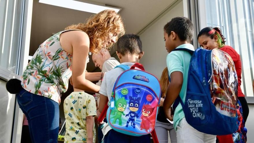 Infants entrant aquest dimecres al matí a la nova escola Les Bases, a la zona universitària