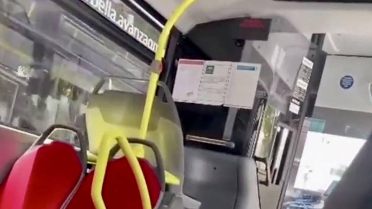 Un chófer de autobús discute con una persona mayor en Marbella