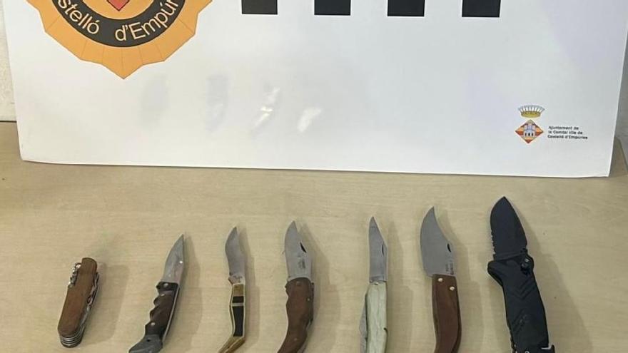 Les armes blanques intervingudes per la Policia Local de Castelló d'Empúries.