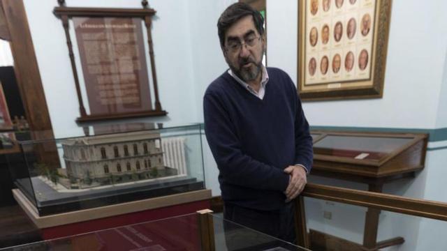 Santiago González Romero, junto a la maqueta del Parque Asturias del Centro Asturiano de México.