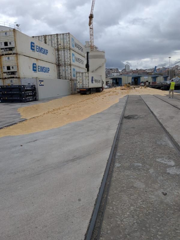 El aceite de palma mancha la ría de Vigo tras romper un tanque en el muelle de Guixar