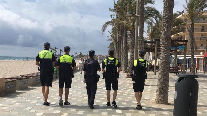 Agentes recorren el paseo de la playa de San Juan desde primera hora del día