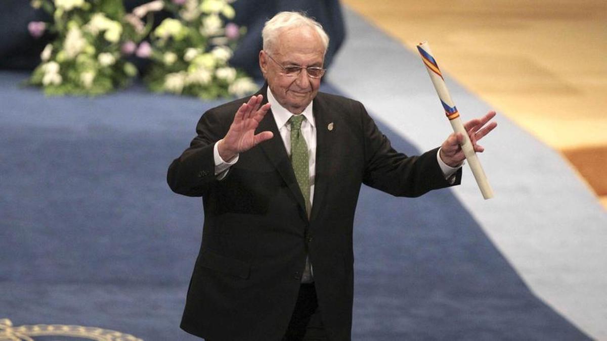 El arquitecto estadounidense Frank Gehry tras recibir de manos del rey Felipe el Premio Príncipe de Asturias de las Artes 2014.