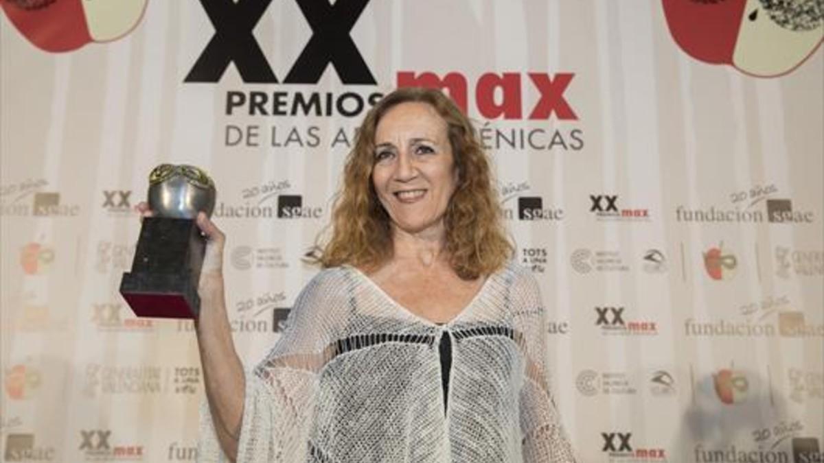 Carme Portaceli con el galardón a la mejor dirección de escena, anoche, en el Palau de les Arts de València.