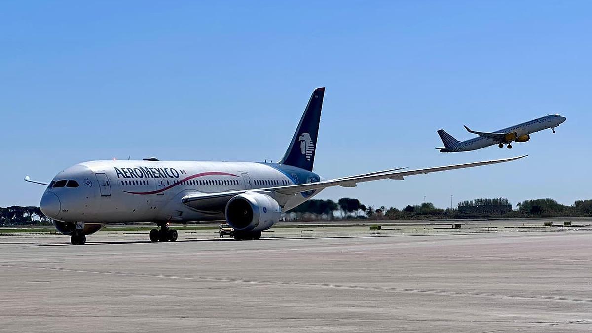 El recién aterrizado Boeing 737 de la compañía Aeromexico que unirá el aeropuerto de Barcelona con Ciudad de Mexico.