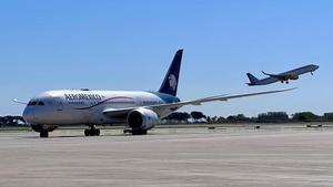 El recién aterrizado Boeing 737 de la compañía Aeromexico que unirá el aeropuerto de Barcelona con Ciudad de Mexico.