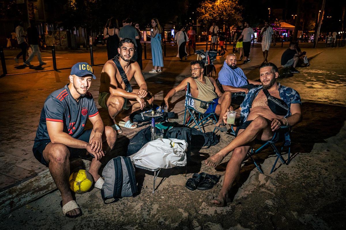 Refugio nocturno: Barcelona se refresca y descansa en sus playas durante las noches calurosas