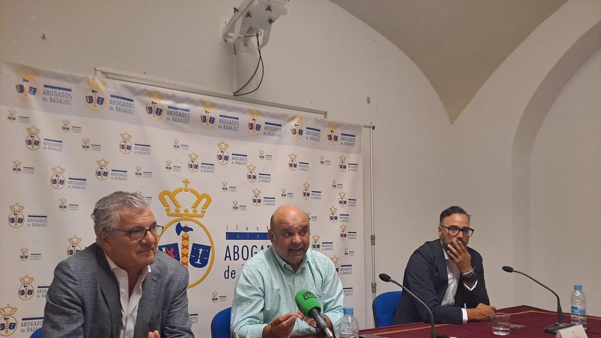 José Manuel Rubio Pérez-Caminero, Ildefonso Seller y Juan Manuel Yerga, este viernes en el Colegio de Abogados de Badajoz.
