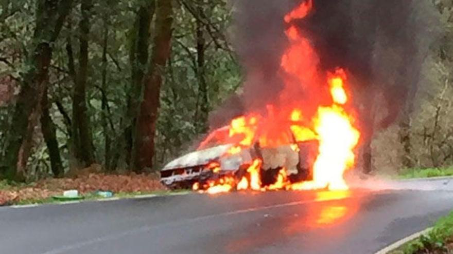 Las llamas devoraron por completo el turismo averiado entre A Estrada y Ponte Ulla.