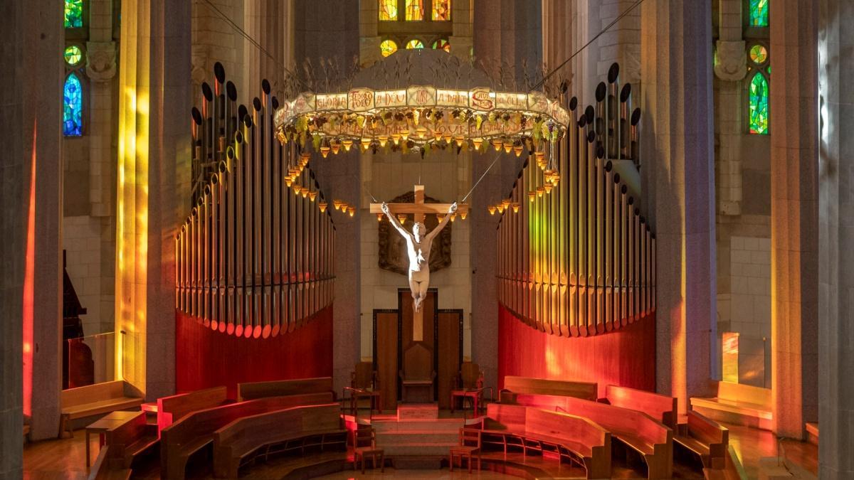 En el altar destaca la figura de Cristo suspendido en el aire.