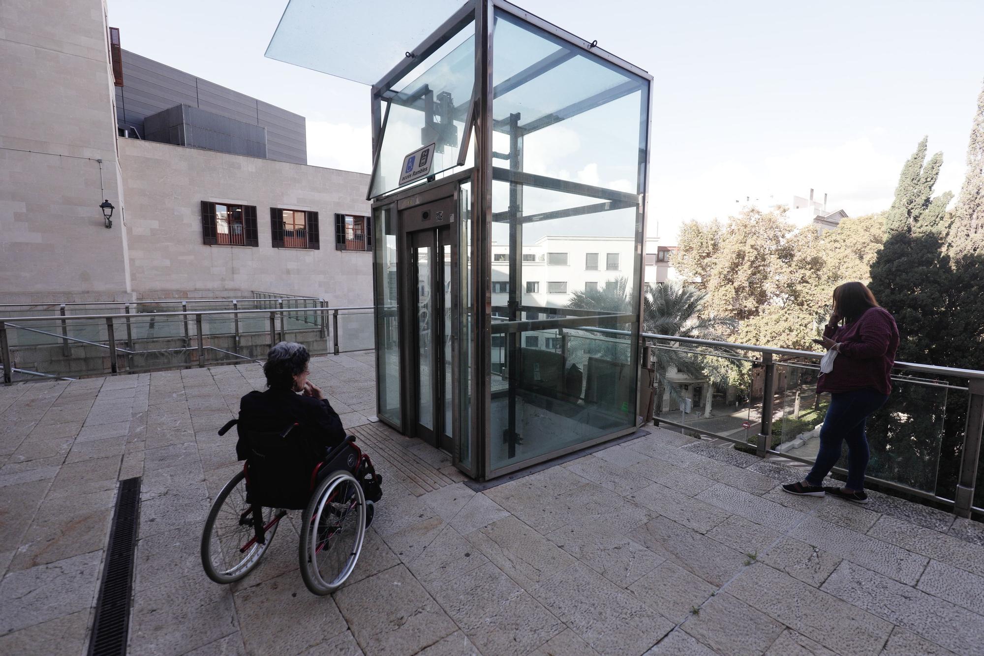 Vecinos de la plaza Major esperan a que Cort repare el ascensor desde hace siete meses