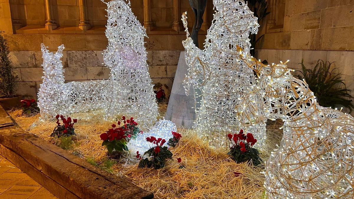 El Niño Jesús vuelve a estar en su sitio en el belén junto a la concatedral de Santa María