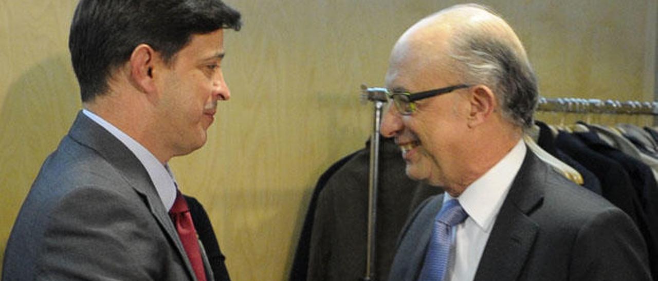 Javier González Ortiz y Cristóbal Montoro, en la última reunión del Consejo.