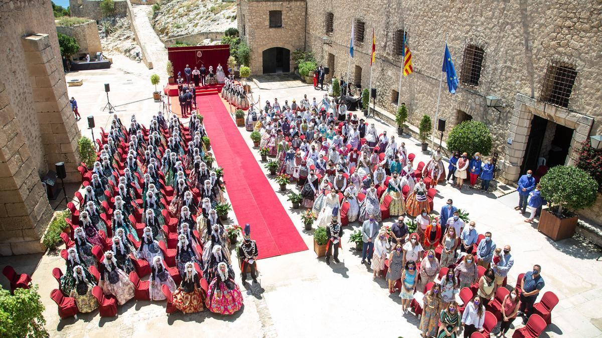 Las 82 candidatas a Bellea del Foc Infantil se reúnen en el Castillo de Santa Bárbara