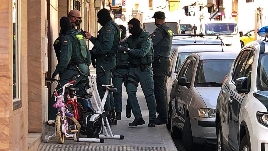 Un perro se abalanza contra un agente en una redada antidrogas en vecindario