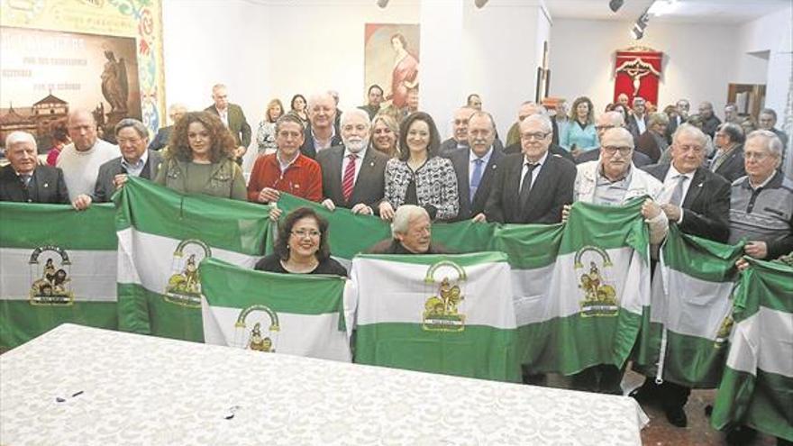 Crespín entrega la bandera andaluza a 15 peñas