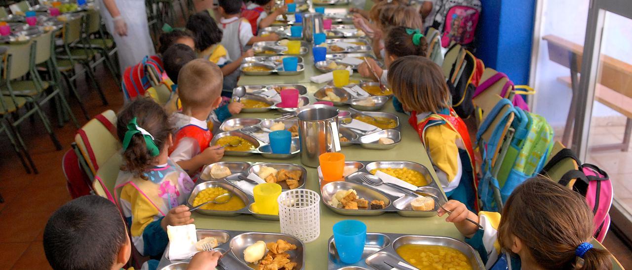 Imagen de archivo de un comedor escolar en un centro educativo público de las Islas.