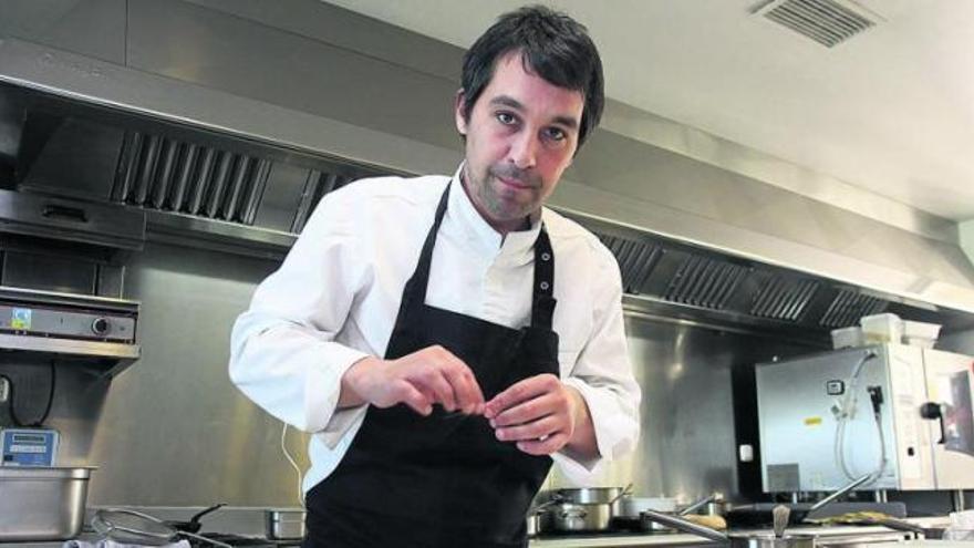 Javier Olleros, en la cocina del restaurante grovense Culler de Pau.  // Muñiz