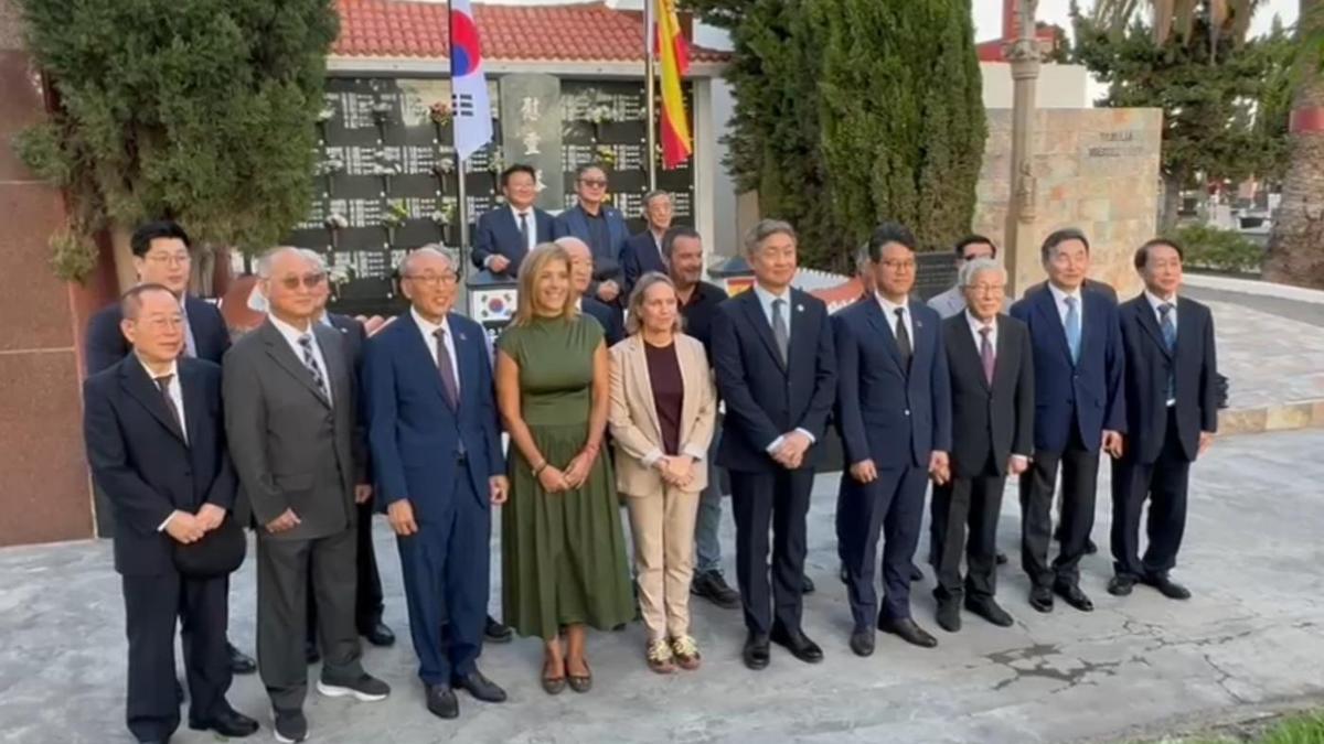 Ofrenda floral en el Cementerio de San Lázaro a los marinos coreanos fallecidos