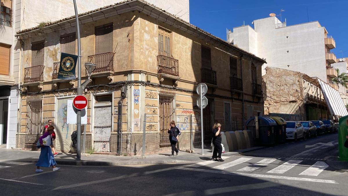 Casa de López Dols en la calle Ramón Gallud con Azorín, del centro de Torrevieja (20/4/2026) que la Fundación quiere rehabilitar