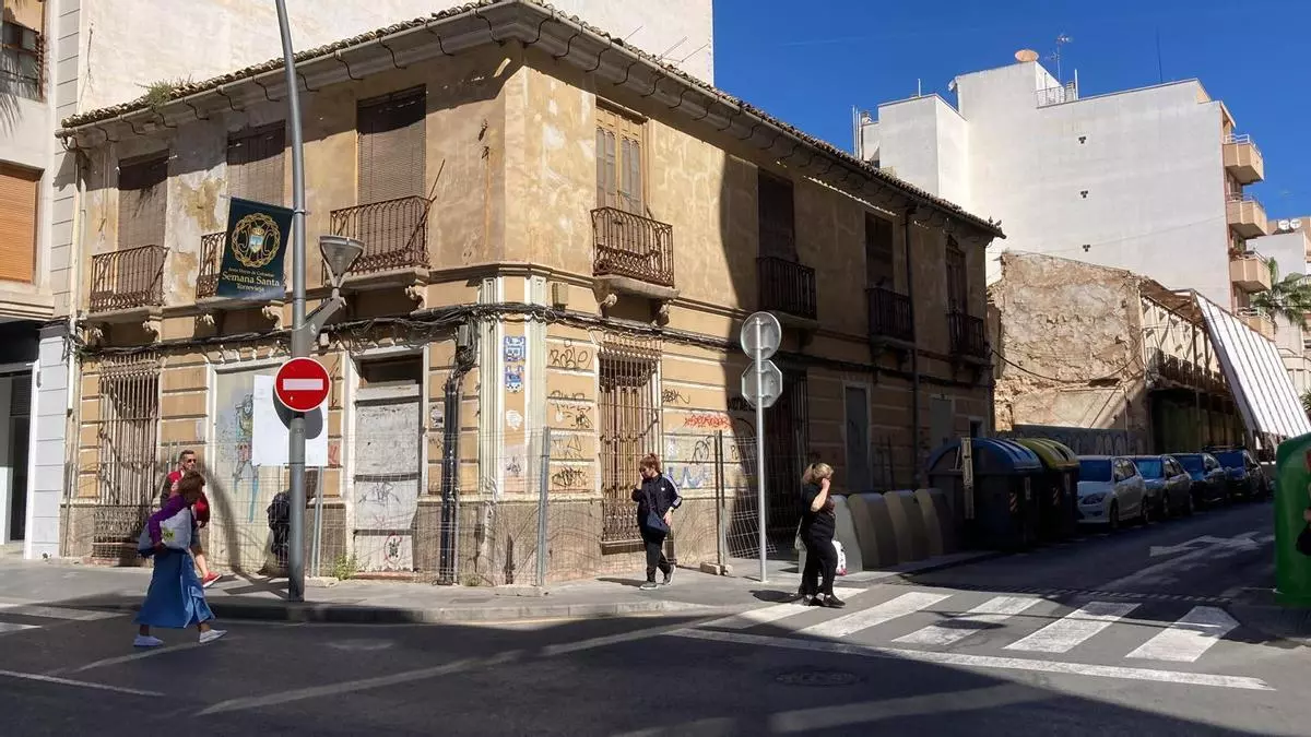 Casa de López Dols en la calle Ramón Gallud con Azorín, del centro de Torrevieja  que la Fundación quiere rehabilitar. (20/4/2026)