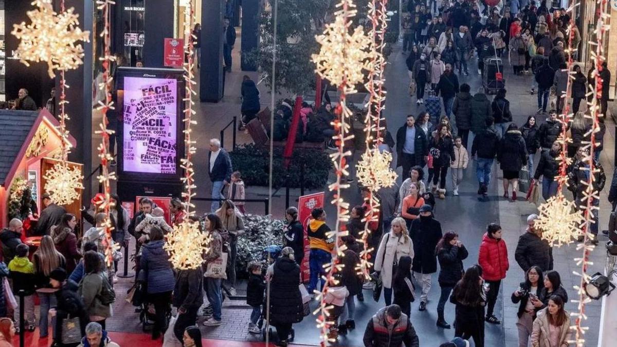 Jornada de compras navideñas en un centro comercial.