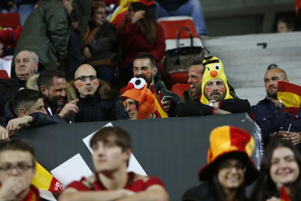 Aficionados en El Molinón durante el España-Israel