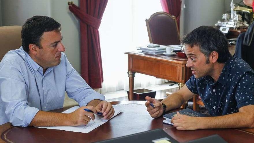 Valentín González Formoso y Xulio Ferreiro, durante una reunión en la Diputación coruñesa.