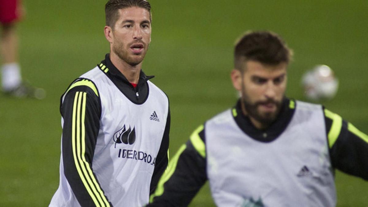 Sergio Ramos y Gerard Piqué durante un entrenamiento reciente de la selección española