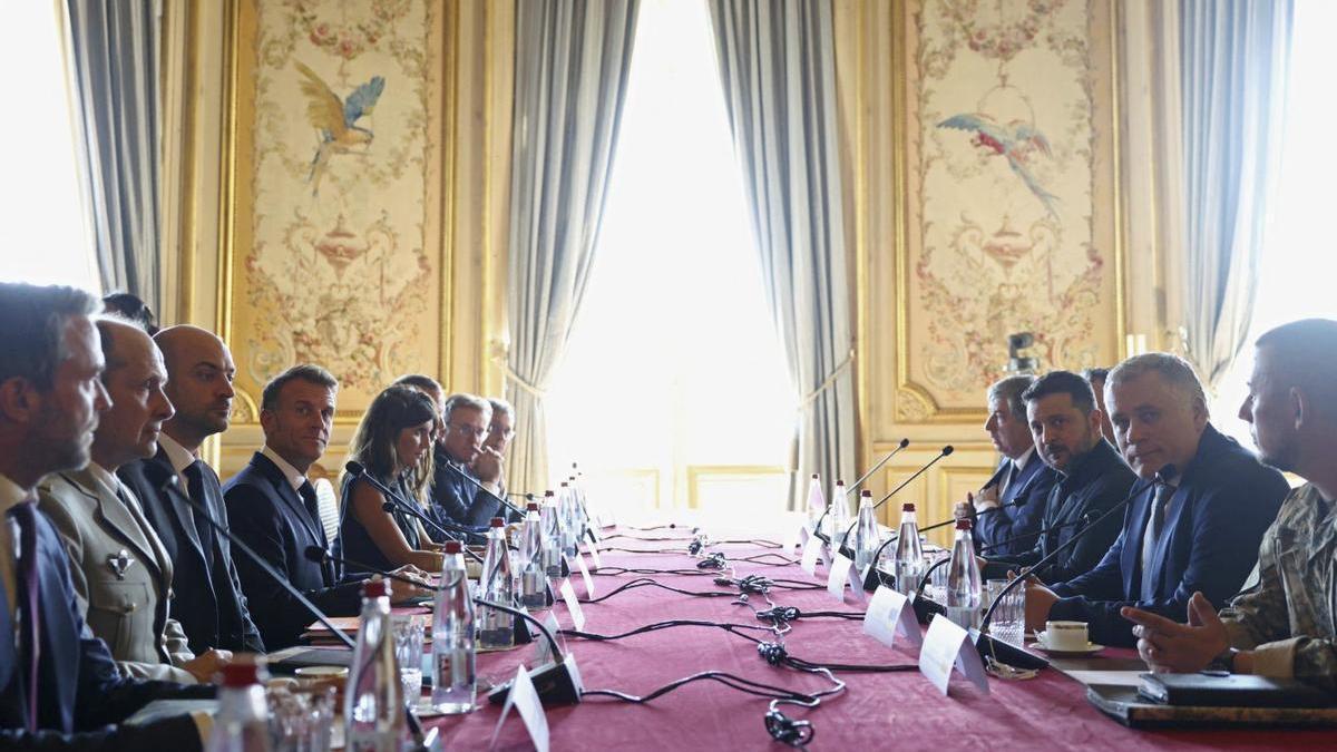 Emmanuel Macron i Volodímir Zelenski es reuneixen, amb els seus equips, abans de la cimera d’ahir. | TOM NICHOLSON / EFE