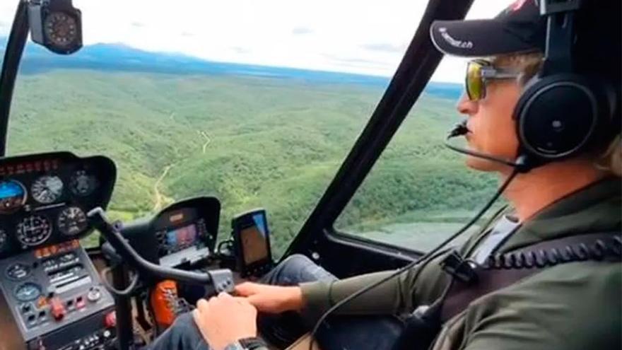 Jesús Calleja vuelve a volar su helicóptero sobre Galicia