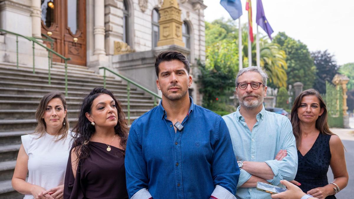 Cristian Toro, en el centro, antes de comparecer ante los medios este martes en Oviedo.
