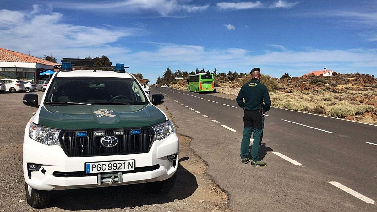 Dispositivo de la Guardia Civil el pasado fin de semana en Las Cañadas del Teide. | | E.D.