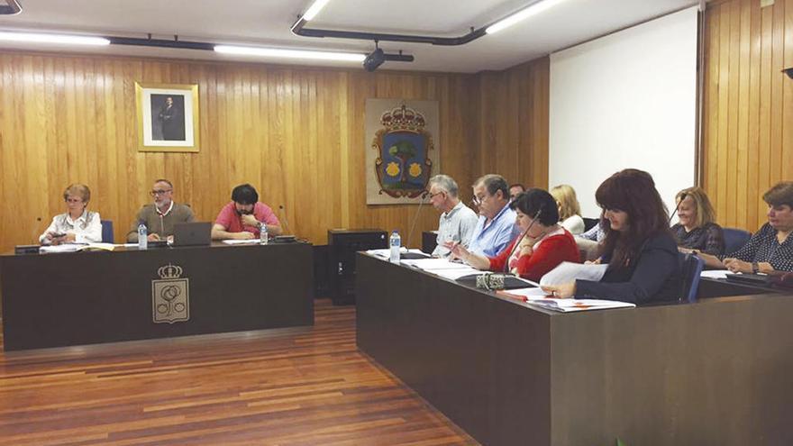 Parte de la Corporación municipal de Cambre, en el pleno de este jueves.