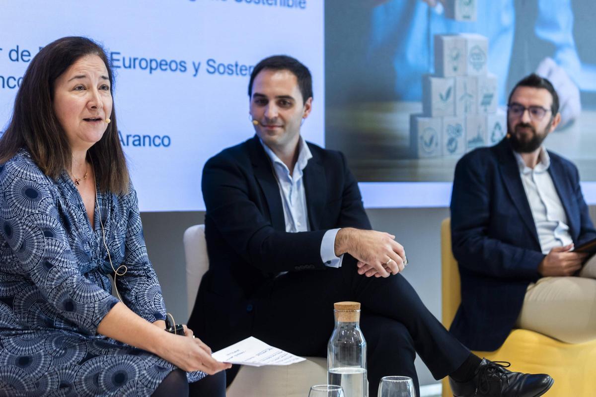 Isabel Giménez, Sergio Sánchez y José Fuster durante la presentación de la jornada a cargo de la directora del Hub Empresa de Banco Sabadell.