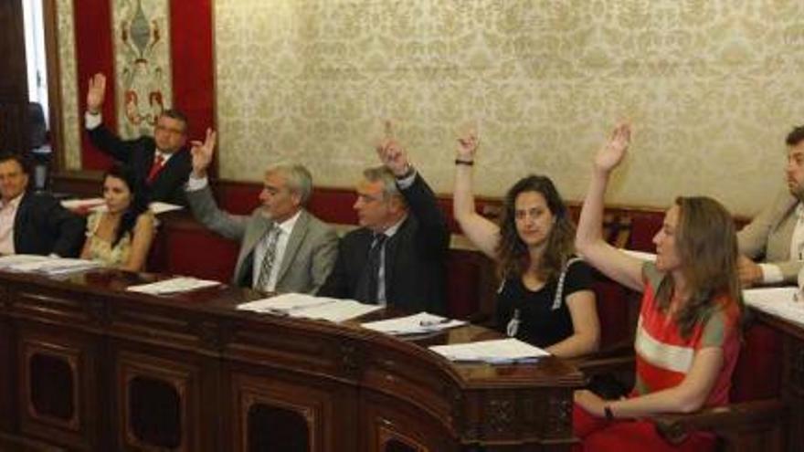 El PSOE y EU arremeten contra la «mala gestión económica» del Ayuntamiento. En la imagen, los ediles de la oposición en un pleno municipal.