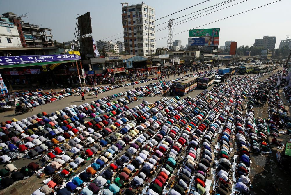 Creyentes rezan en la celebración del Biswa Ijtema en Daca, Bangladesh. Es la segunda mayor congregación de musulmanes tras la peregrinación anual a La Meca.