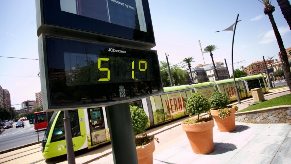 Uno de los termómetros de Murcia marcando 51 grados.