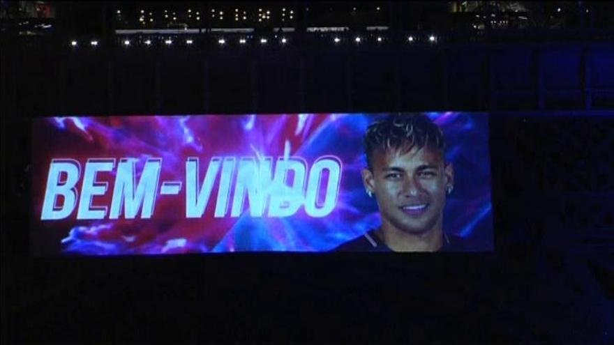 La Torre Eiffel da la bienvenida a Neymar