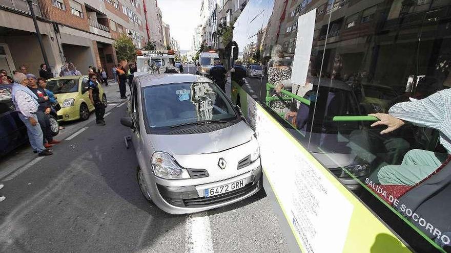 Una grúa retira el coche que impactó contra el autobús.  // Jorge Santomé
