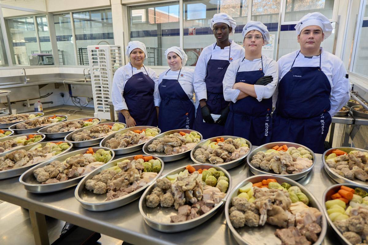 Alumnes de l'Escola d'Hostaleria de Girona a punt per servir la carn d'olla de l'Escudellada.