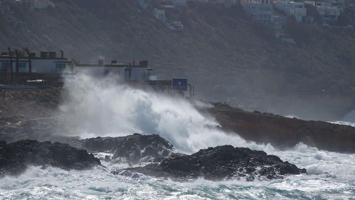 Wind und Wellen: Katamaran läuft auf Grund