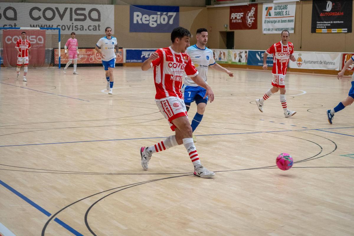 David Lozano prova una passada al segon pal per Llucià