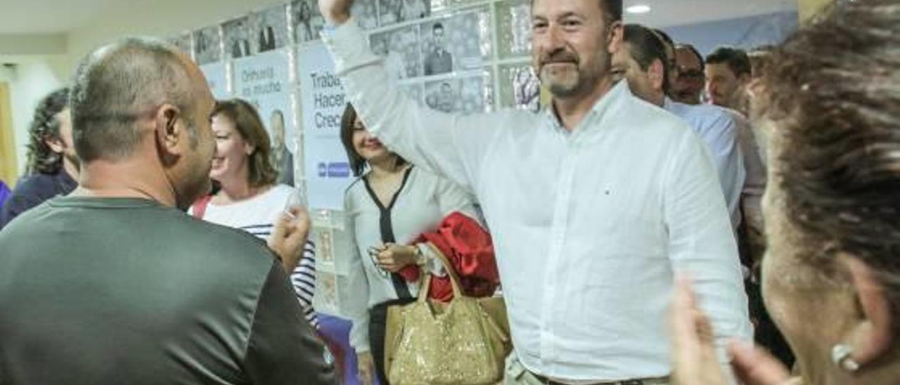 Bascuñana saluda la noche del 24 de mayo de 2015 tras el triunfo del PP en las elecciones municipales.