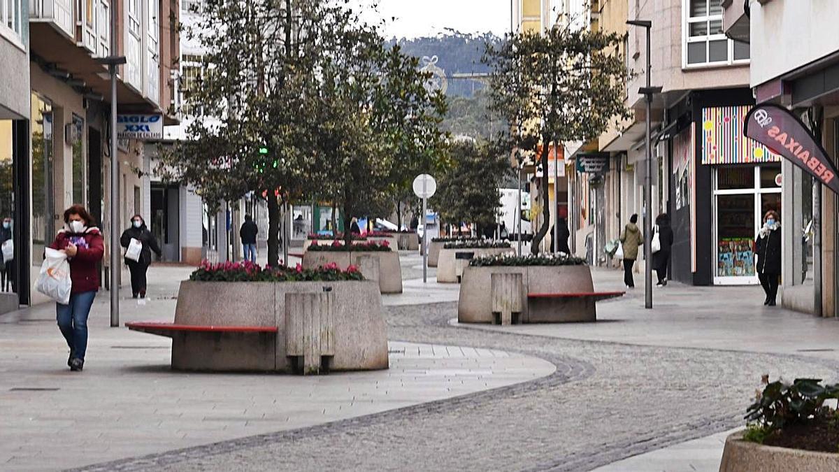 Una calle peatonal prácticamente vacía en el centro de Arteixo.   | // CARLOS PARDELLAS